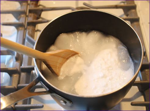 Praní s jedlou sodou (jedlá soda a kalcinovaná soda): Mohu přidat jedlou sodu do pračky, jak ji správně používat?