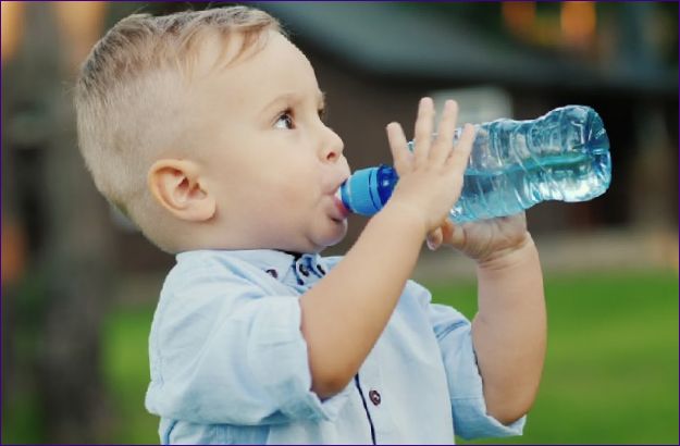 Dítě pije hodně vody