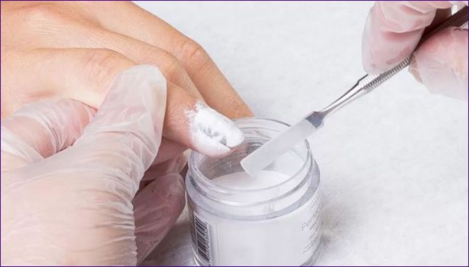 Jak používat akrylový prášek k posílení nehtů