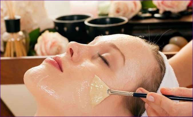 domácí medová masáž obličeje: výhody a jak správně masírovat obličej medem