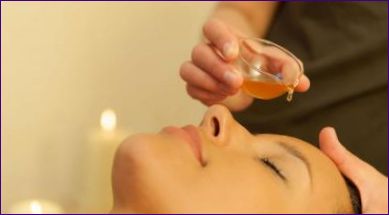 Medová masáž obličeje doma: výhody a jak masírovat obličej medem