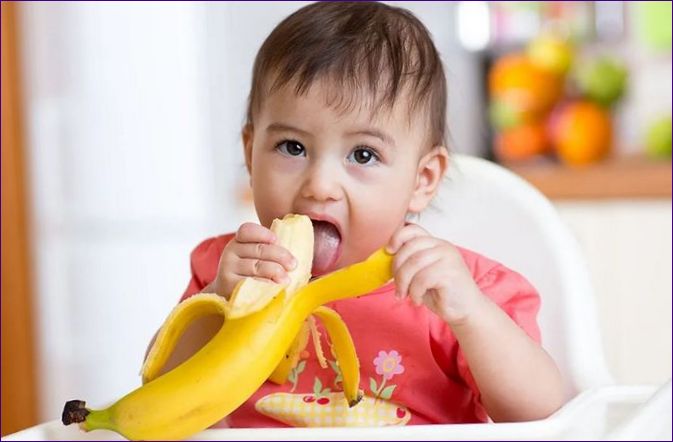 Kdy je dítě povoleno mít banán: od kolika měsíců, batole, doplňkové krmení