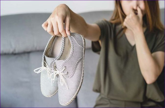 Jak se zbavit zápachu z bot - domácí a profesionální prostředky