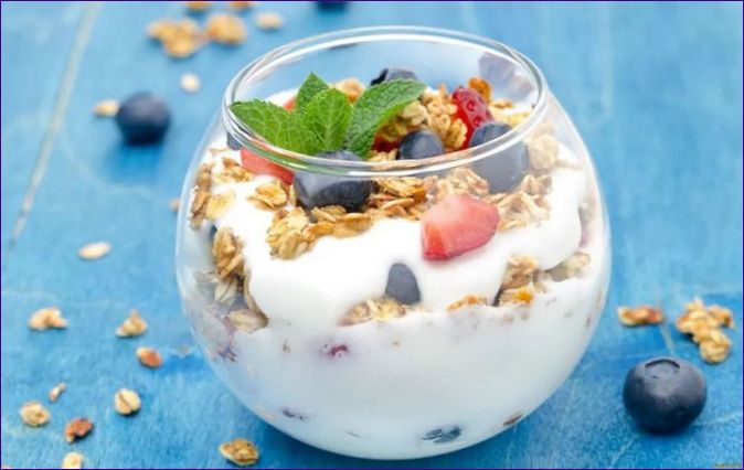 Zdravější jogurt s müsli a ovocem