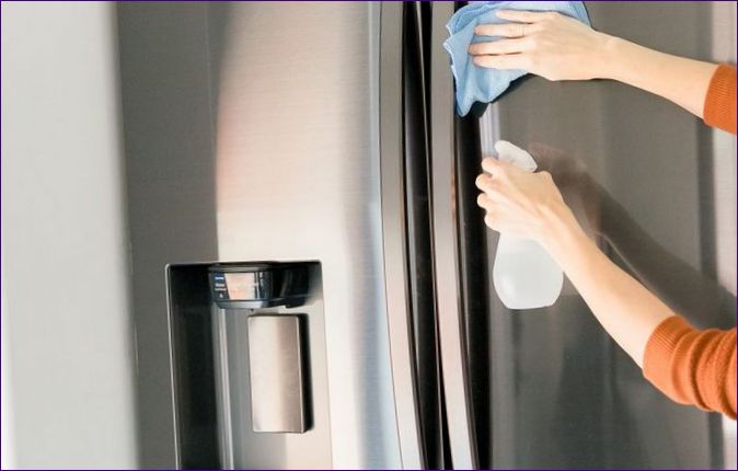 Jak vyčistit chladničku s mrazničkou zvenčí