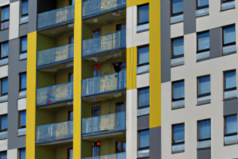 Visors nad balkonem: Projektové vlastnosti a montážní metody