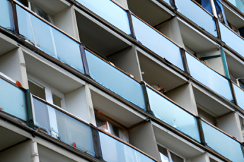 Zasklení balkonů podle plastových oken